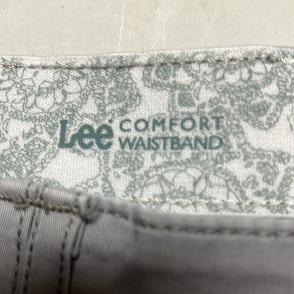 Lee, comfort waistband women’s cargo shorts - Picture 6 of 6
